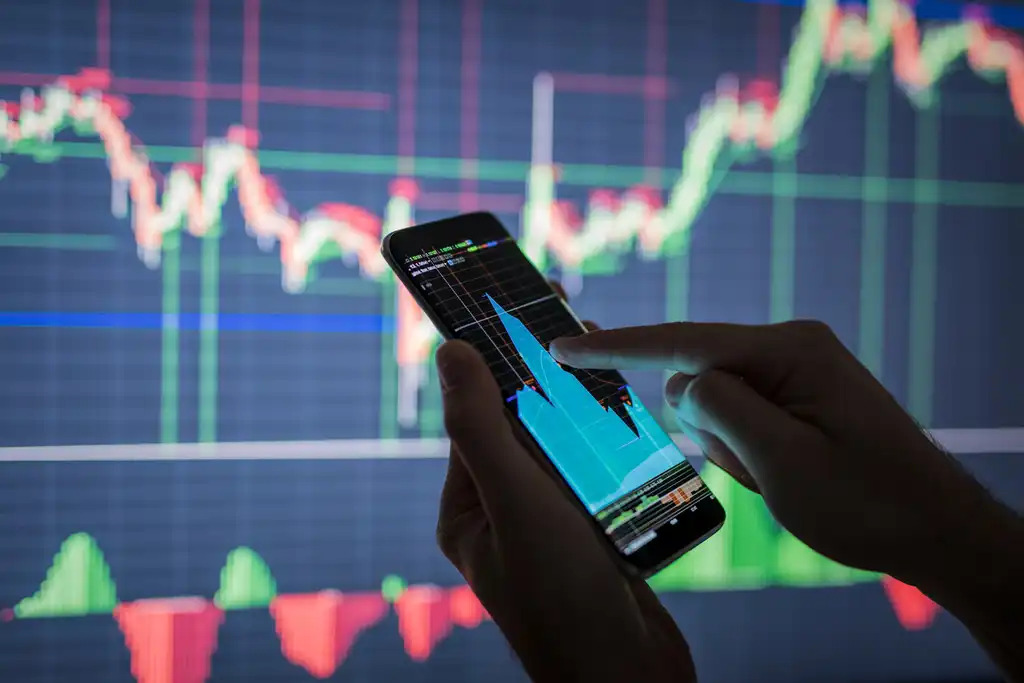 We have launched a new report where we investigate what direct indexing really is, and what it is not. We assess the potential for disruption on the asset management industry in the US and in Europe and look at whether direct indexing is worth the hype for different investors’ profiles.